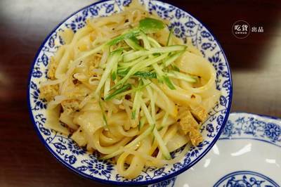 灣區(qū)終于有家白吉饃做的臘汁肉夾饃了!配上涼皮和冰峰, 嘹咋咧!