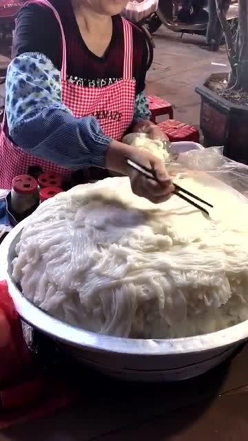 老北京特產(chǎn)手工涼皮,只有50歲以上的阿婆才能做出正宗味道 從來不戴手套